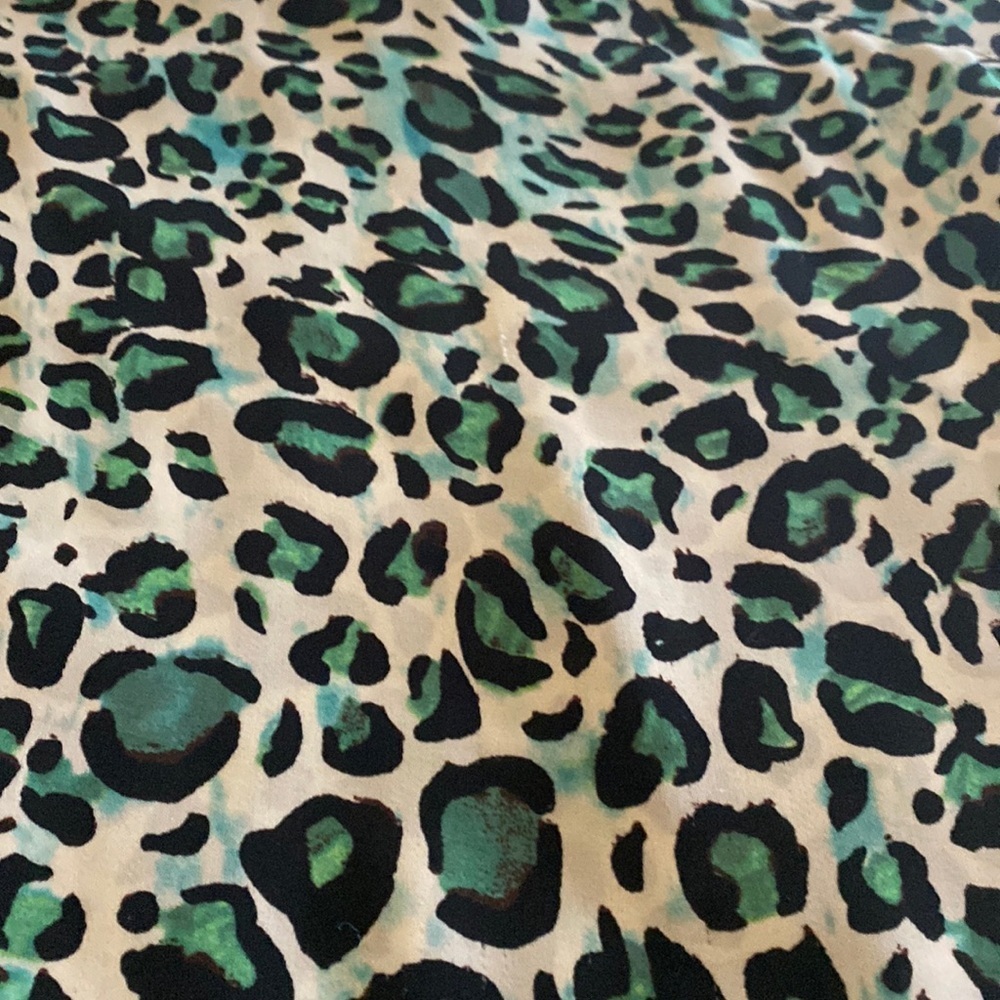 ♥️ CAbi #3260 Cheetah Envy Print Jungle Top - Picture 7 of 10